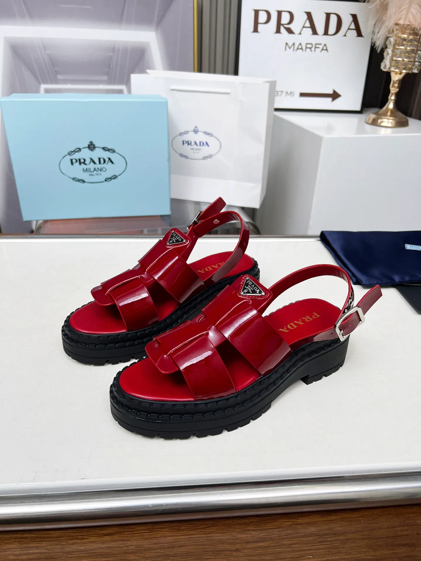 👟👟Ex-factory price 420👟👟 PRADA/Prada 25ss new spring and summer sandals. The simple design is probably the most popular thing about it. It is not the kind that is found on the street. It has its own brand personality. The fabric is made of calfskin and the lining is mixed sheepskin. Heel height: 4.5cm Size: #35-41 (35 41 custom-made is not returnable)